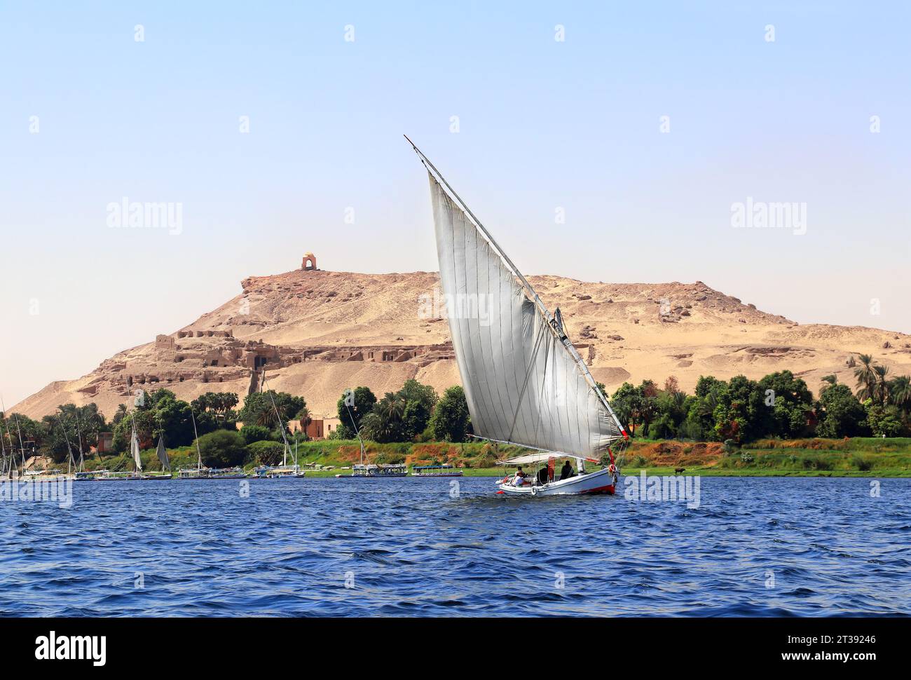 Bateau à voile traditionnel felouque, fleuve du Nil près d'Assouan, Egypte. Une attraction touristique célèbre - promenade en bateau à voile Banque D'Images