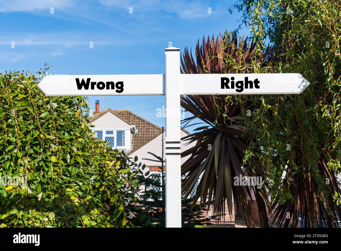 Concept de signalisation routière de la direction d'aller vers le bon chemin ou le mauvais chemin Banque D'Images