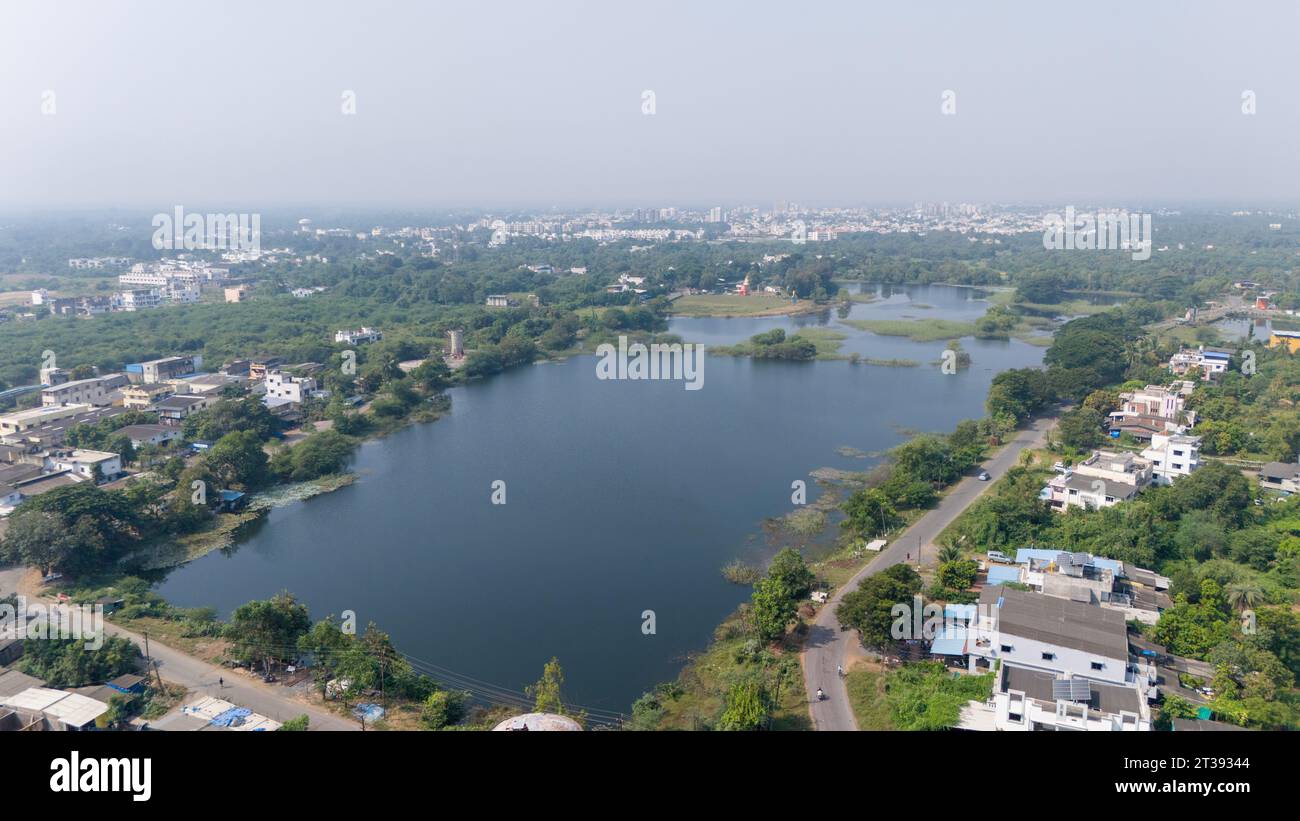 Belle vue aérienne du lac Square. Photographie aérienne avec drone.default Banque D'Images