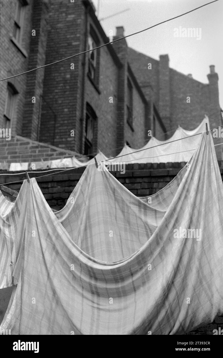 Lavage suspendu dans les cours arrière d'une rue de maisons mitoyennes en attente de démolition pendant le nettoyage des bidonvilles de St ann's, Nottingham. 1969-1972 Banque D'Images