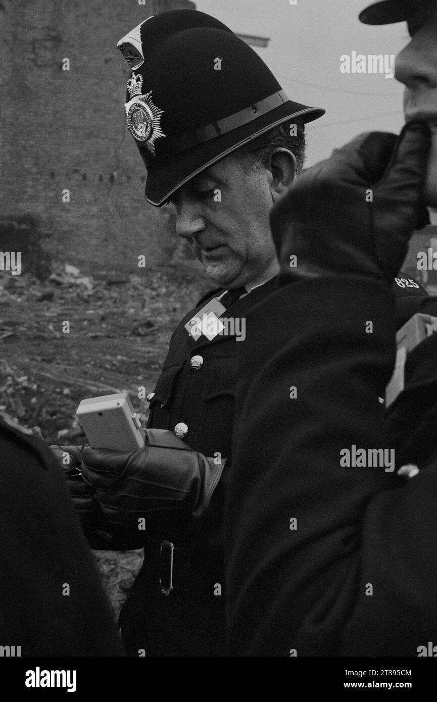 Policiers assistant à un problème avec des manifestants ou des voyageurs lors de la démolition de St ann's entre 1969-1972, Nottingham, Nottinghamshire, Angleterre, Banque D'Images