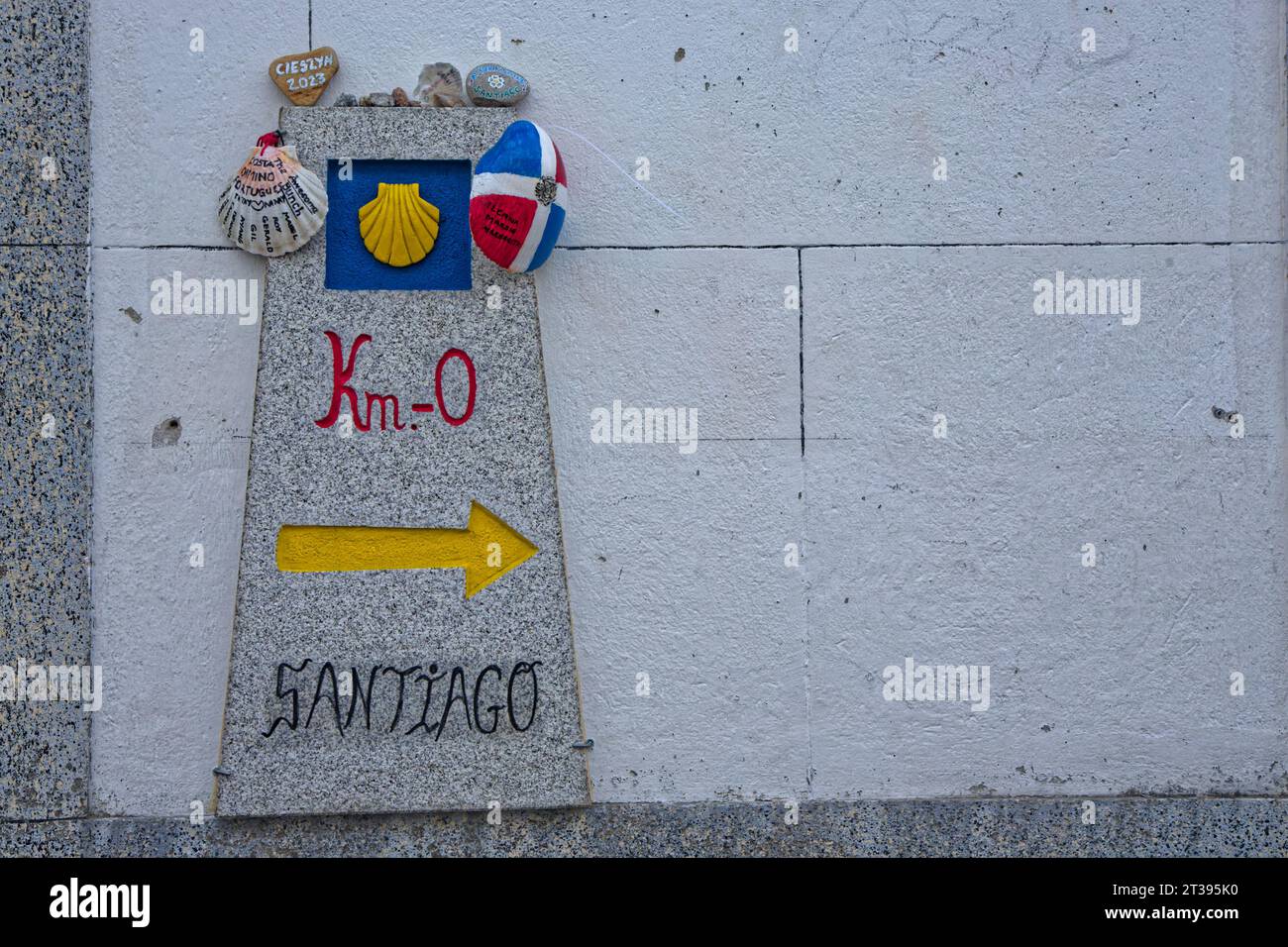 SANTIAGO DE COMPOSTELLE, 6 octobre 2023 : coquilles Saint-Jacques et inscription sur le panneau de dernière direction à la fin du Camino de Santiago, dans une rue de Banque D'Images