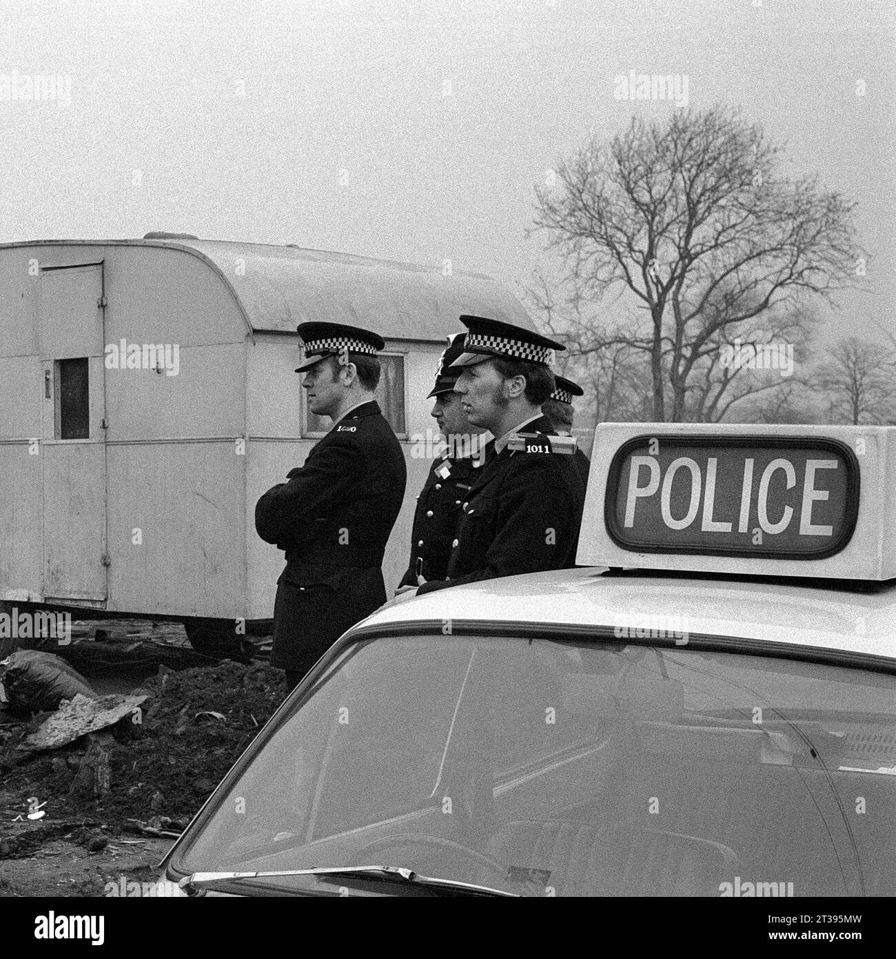 Des policiers sur des terrains vagues assistent à un problème avec des manifestants ou des voyageurs pendant le nettoyage des bidonvilles et la démolition de St ann's, Nottingham. 1969-1972 Banque D'Images