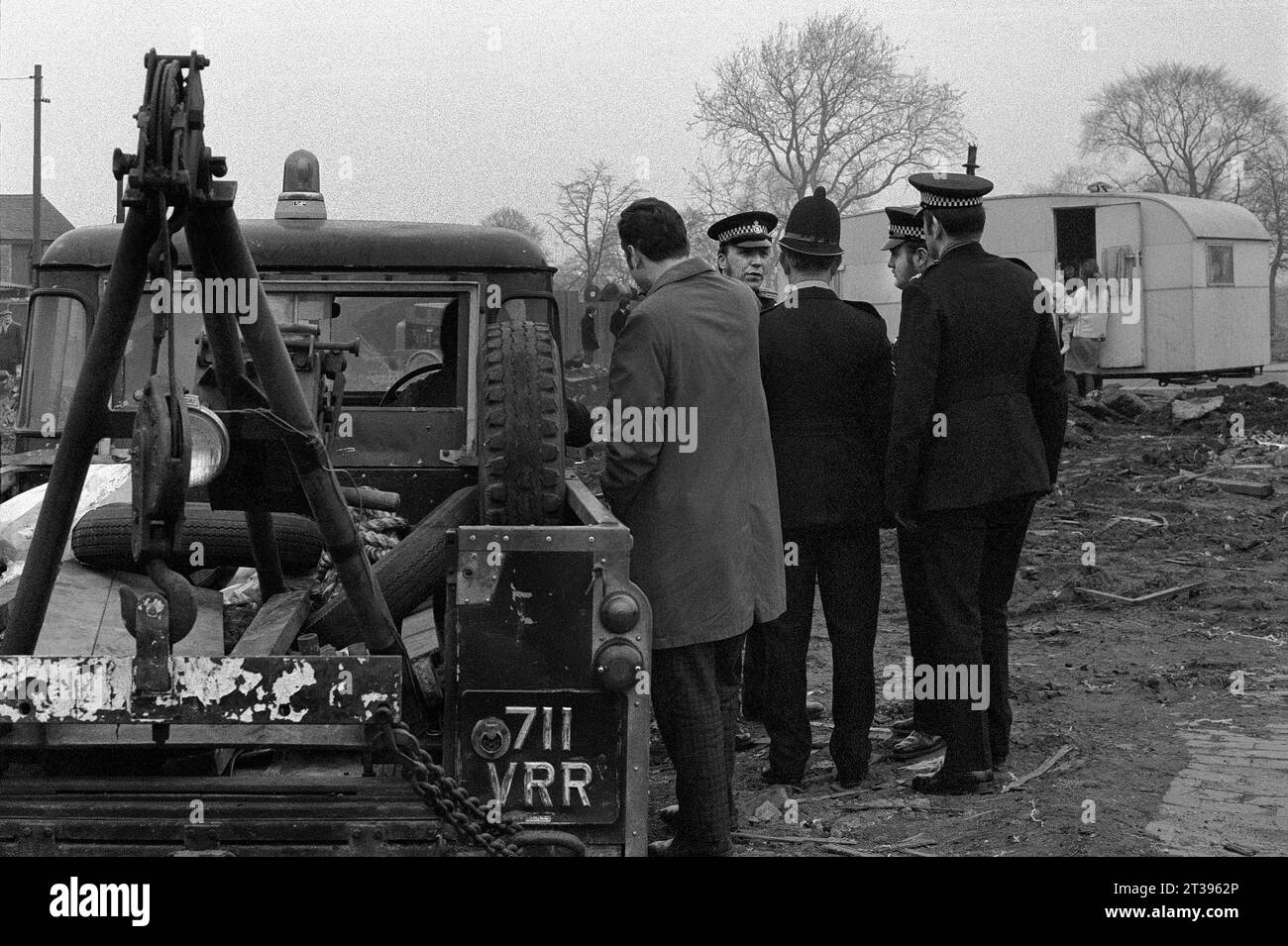 Des policiers sur des terrains vagues assistent à un problème avec des manifestants ou des voyageurs pendant le nettoyage des bidonvilles et la démolition de St ann's, Nottingham. 1969-1972 Banque D'Images