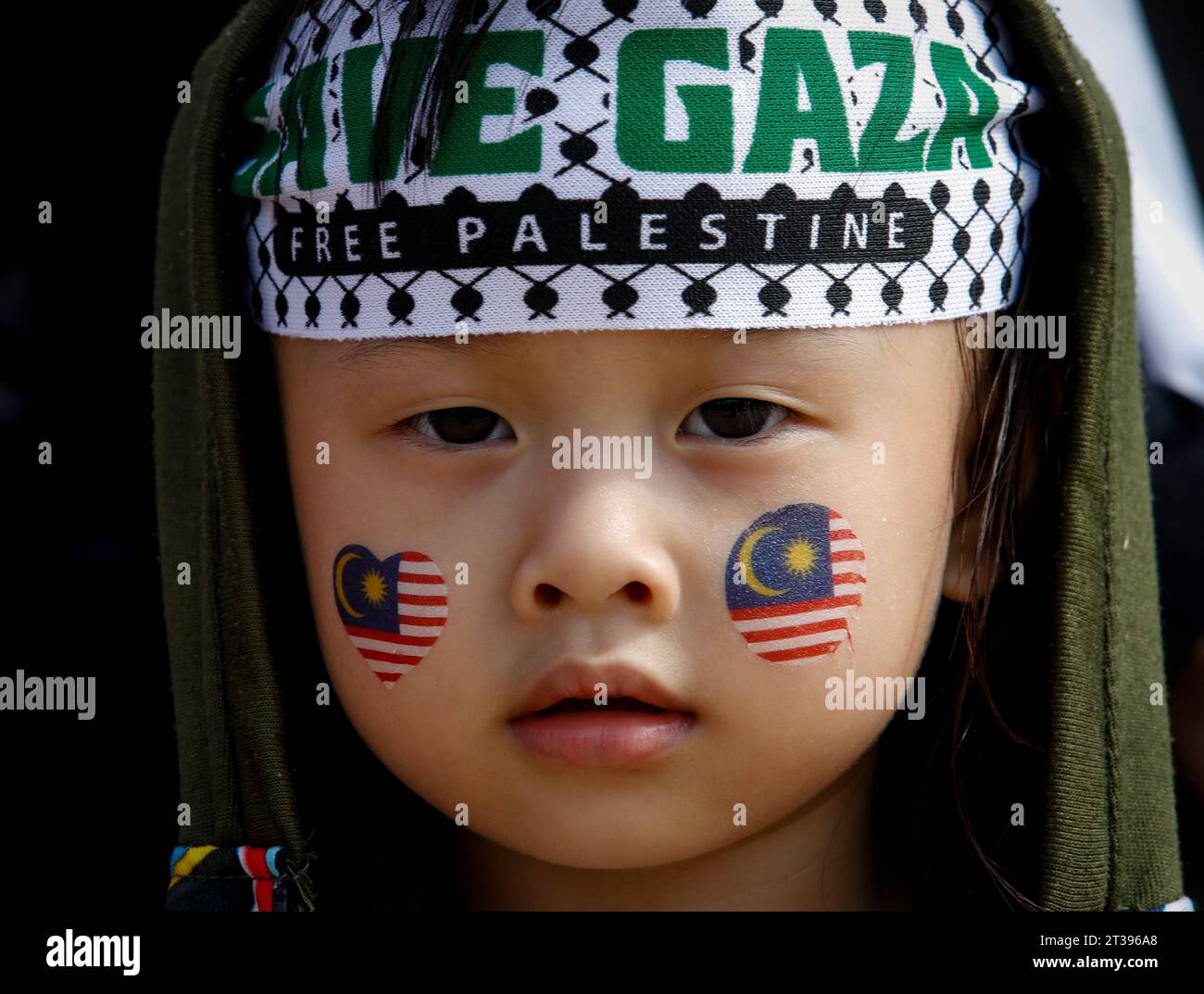 Kuala Lumpur, Malaisie. 22 octobre 2023. Une jeune fille porte un bandeau dont le visage est peint avec les drapeaux malaisiens lors d'un rassemblement pacifique en solidarité avec le peuple palestinien. Le rassemblement pacifique sur le thème "liberté pour la Palestine" est destiné à appeler à la fin du conflit israélo-palestinien. Crédit : SOPA Images Limited/Alamy Live News Banque D'Images