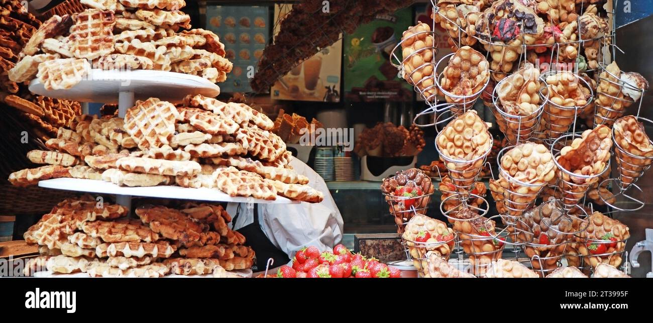 Beaucoup de gaufres belges fraîchement préparées saupoudrées de sucre en poudre. Banque D'Images