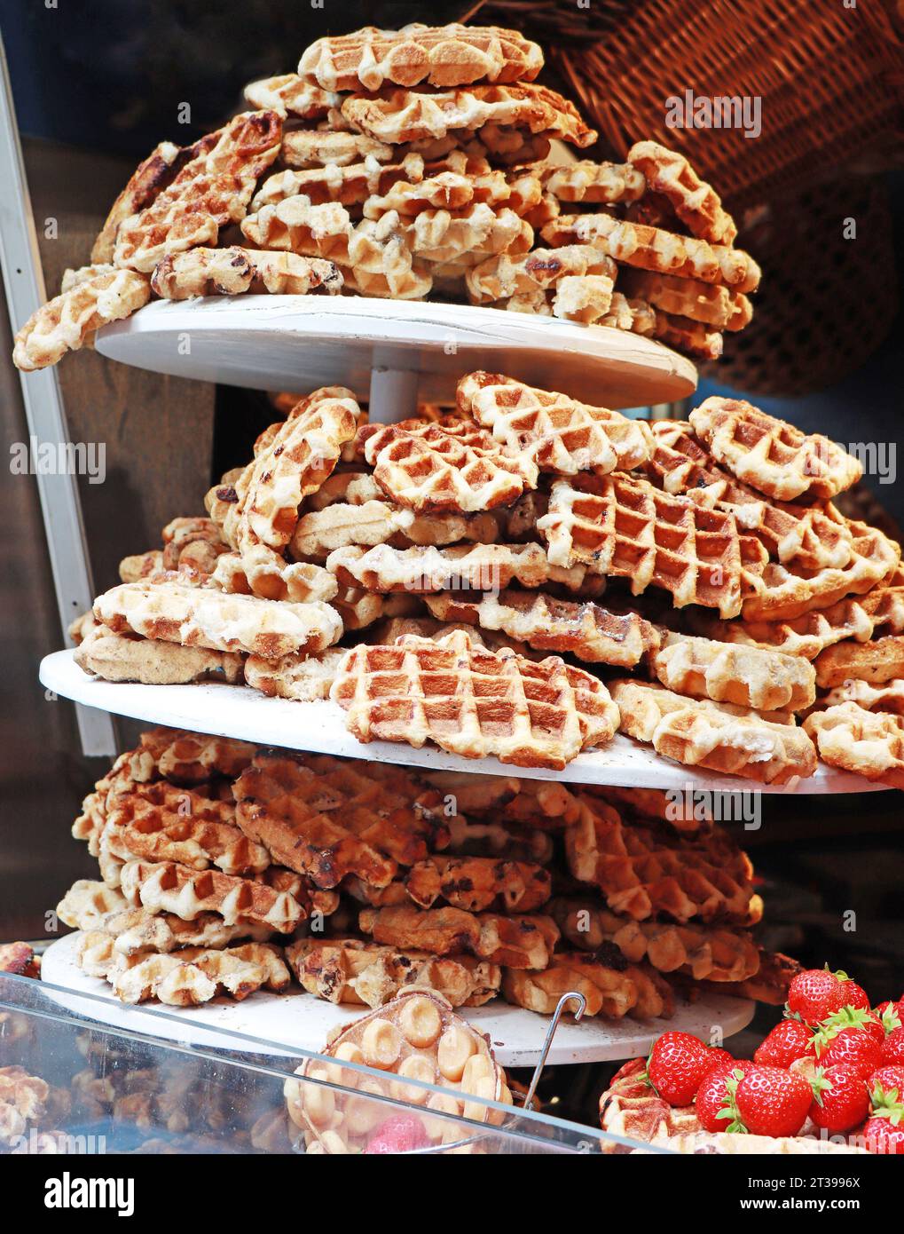 Beaucoup de gaufres belges fraîchement préparées saupoudrées de sucre en poudre. Banque D'Images
