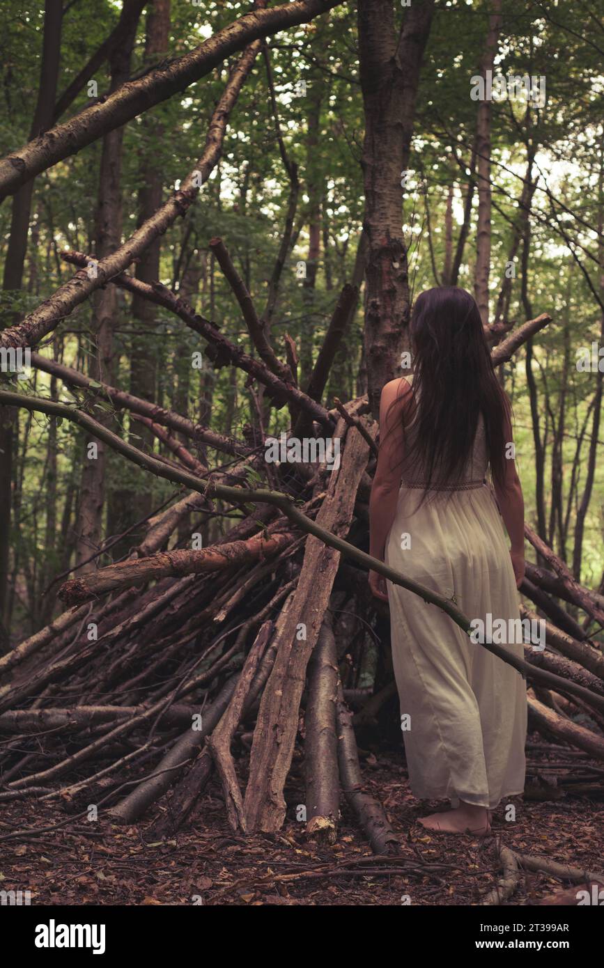 Femme en robe blanche, maison d'arbre, sorcellerie, nature, bois, forêt, solitude, portrait photographique Banque D'Images