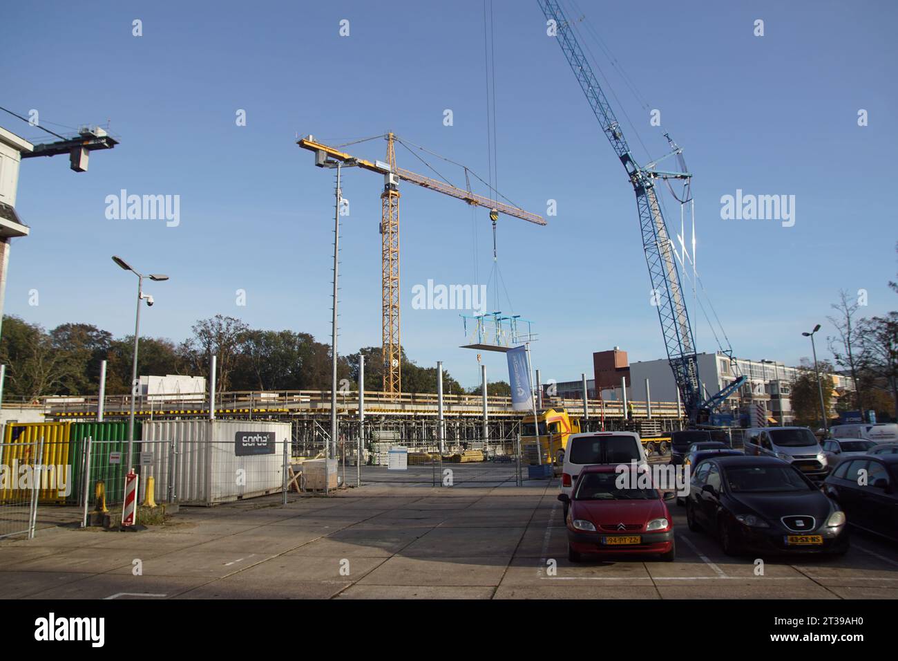 Nouvelle construction à côté du Centraal Ziekenhuis (Hôpital central) ou MCA dans la ville néerlandaise d'Alkmaar. Grues, parking. Octobre, pays-Bas. Banque D'Images