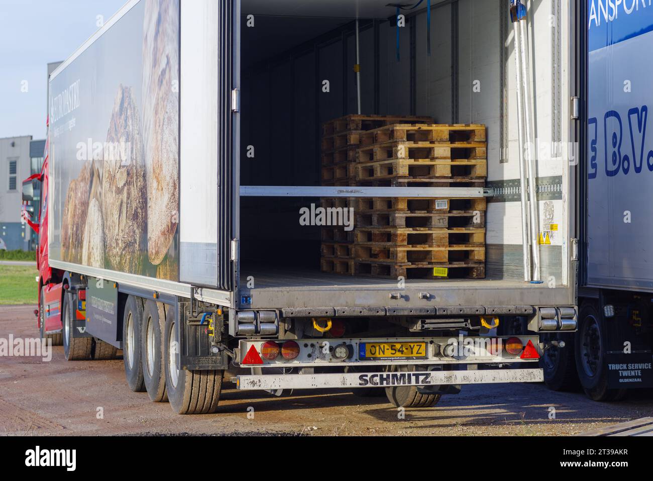 OLDENZAAL, PAYS-BAS - 31 JANVIER 2021 : remorque ouverte chargée de palettes en bois empilées Banque D'Images