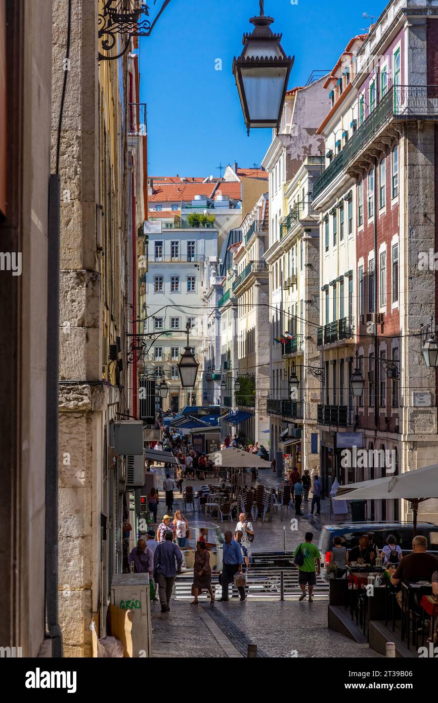 Scène de rue de la zone piétonne de Lisboa Banque D'Images