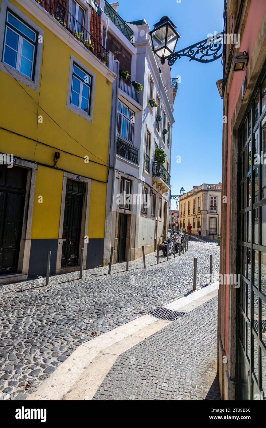Façades de bâtiments anciens dans la vieille ville de Lisboa au Portugal Banque D'Images
