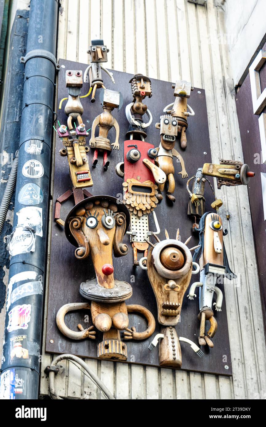 Extérieur du Nova Cinema avec décorations bric-a-brac au-dessus de l'entrée, Bruxelles, Belgique Banque D'Images