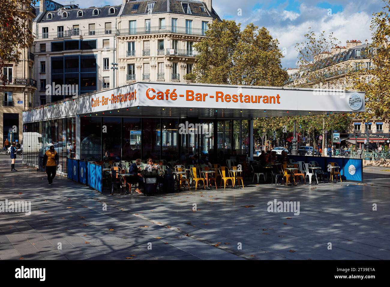 Café Fluctuat NEC Mergitur, place de la République, Paris, France Banque D'Images