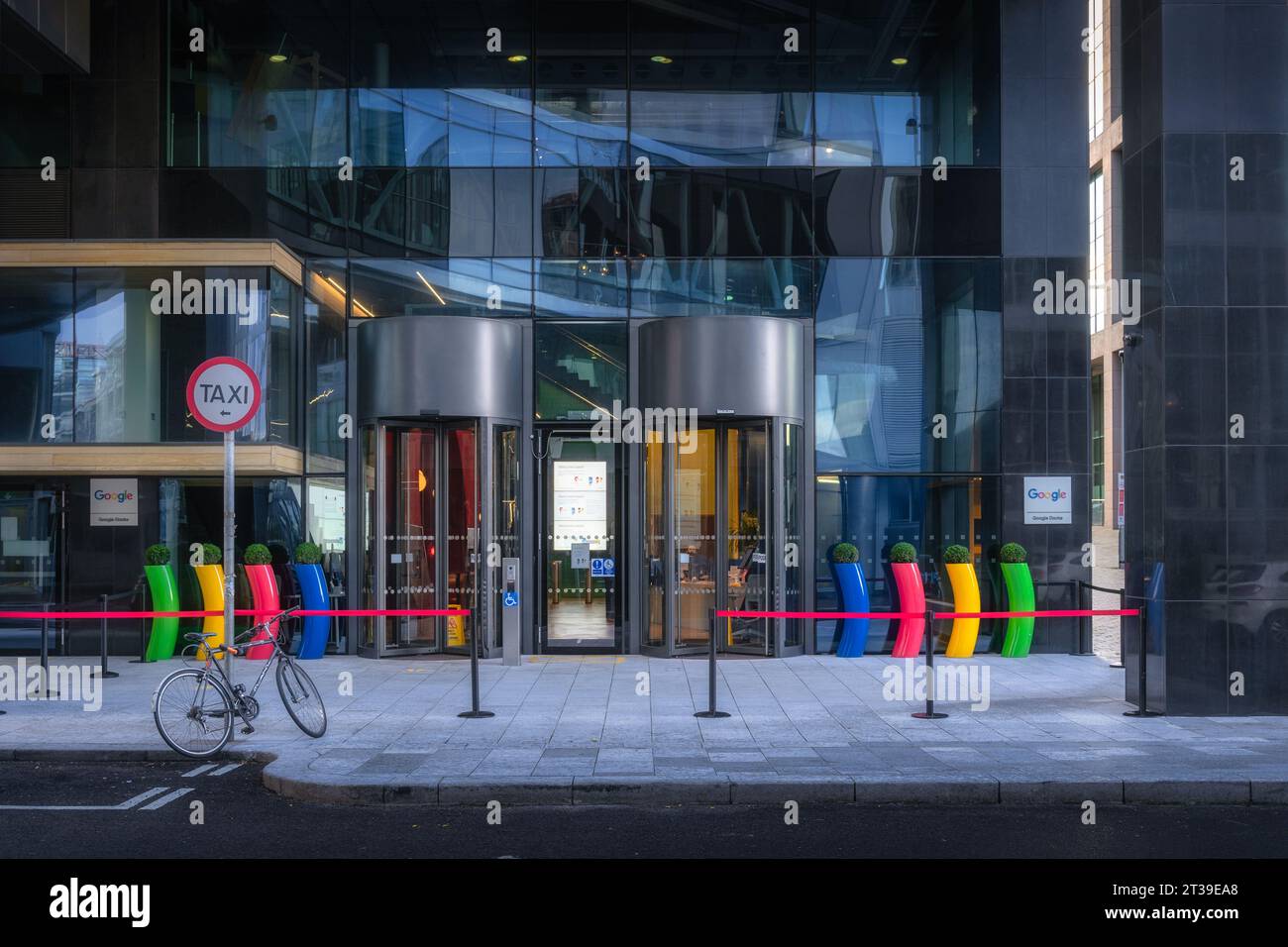 Dublin, Irlande, 10 octobre 2020 entrée principale du siège social de Google à Dublin avec des pots de fleurs de marque de couleur des deux côtés des portes tournantes Banque D'Images