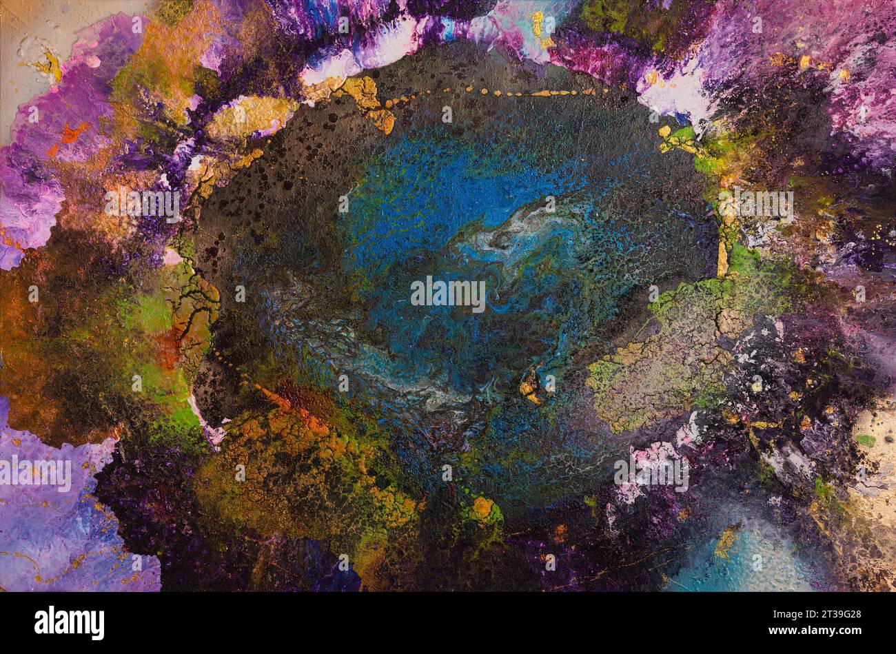 Peinture d'œuvres d'art abstraites vibrantes présentant une riche fusion de couleurs, y compris des bleus profonds, des violets, de l'or et des verts, créant un cos tourbillonnant Banque D'Images