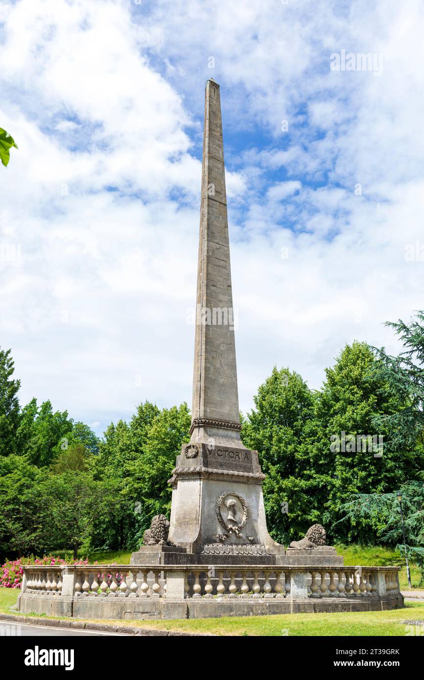 Obélisque/colonne Princess Victoria dans le parc Royal Victoria, Bath, Somerset, Angleterre. Banque D'Images