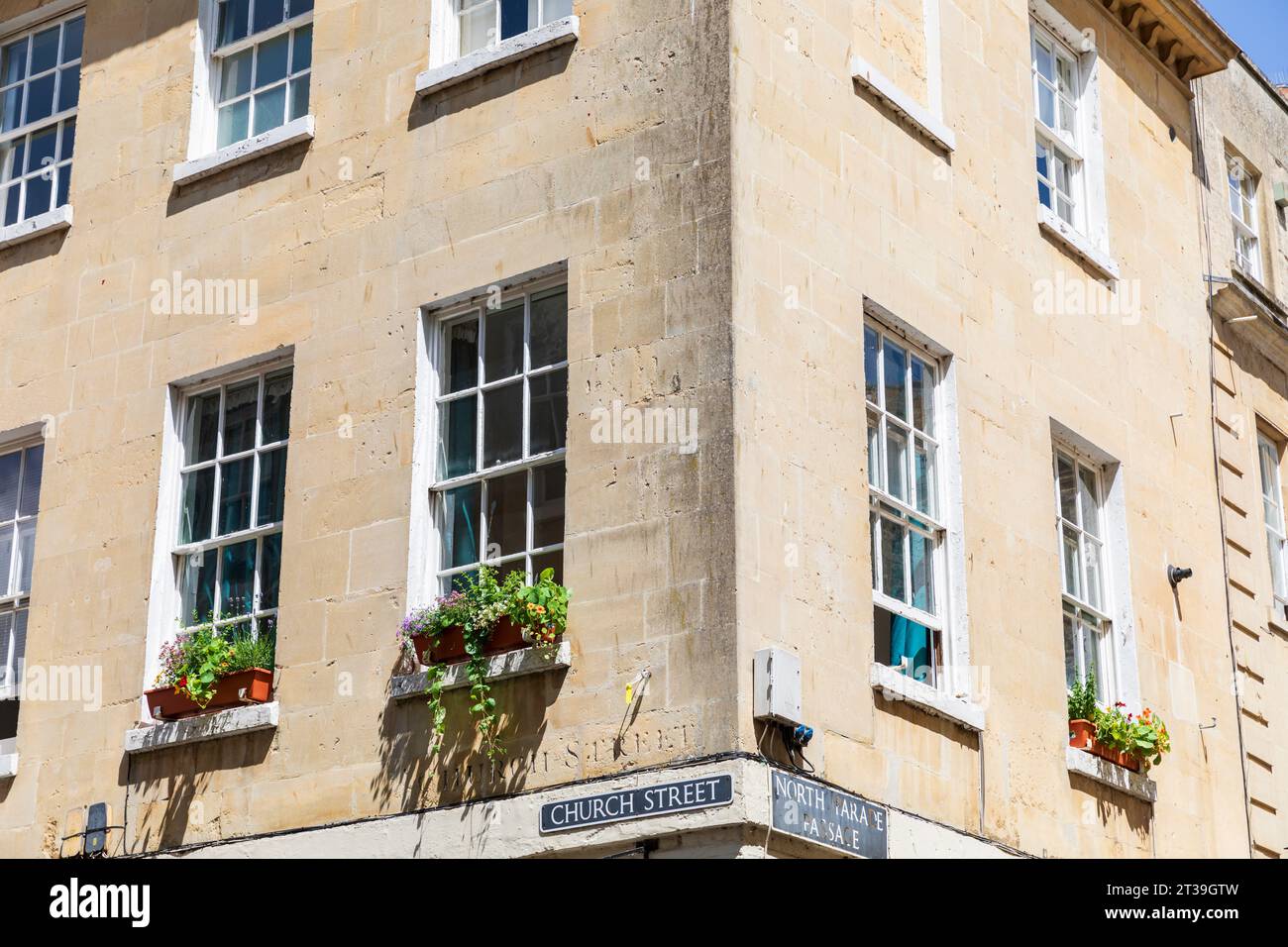 Jolie façade d'un bâtiment sur Church Street/North Parade passage à Bath, Somerset, Angleterre. Banque D'Images