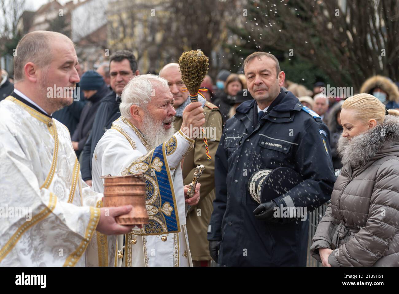 Des centaines de croyants ont participé avec IPS Andrei à la célébration de l'Epiphanie Banque D'Images