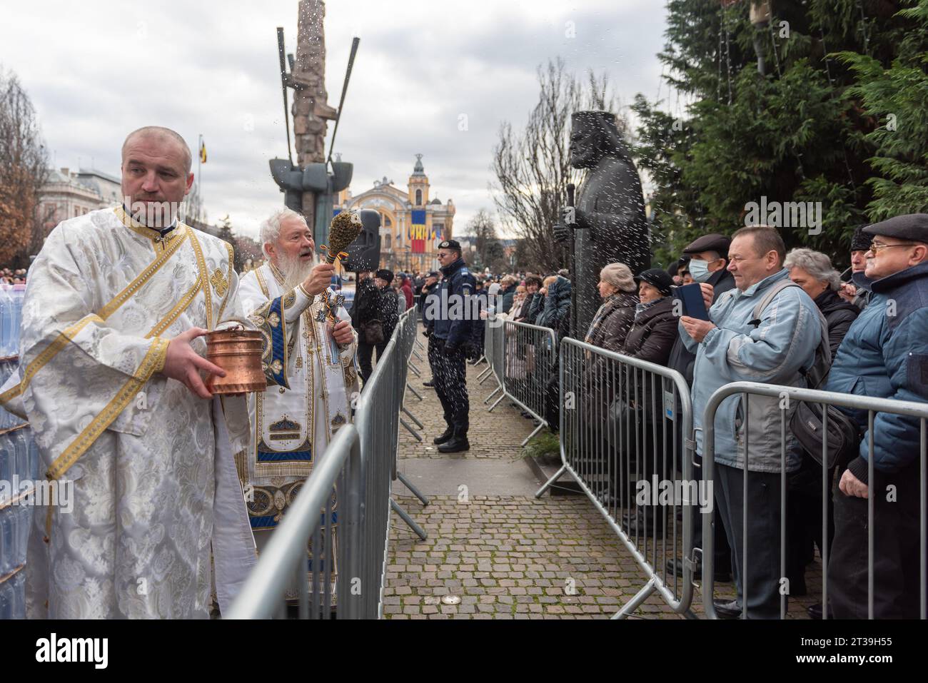 Des centaines de croyants ont participé avec IPS Andrei à la célébration de l'Epiphanie Banque D'Images