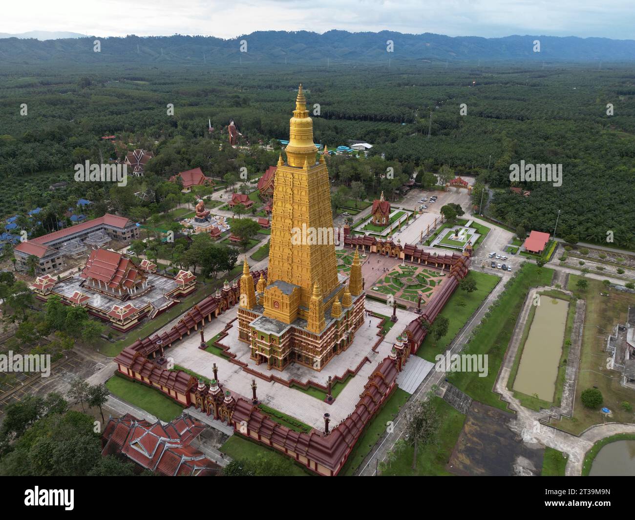 Magnifique temple bouddhiste à Krabi, Thaïlande, photographie aérienne Banque D'Images