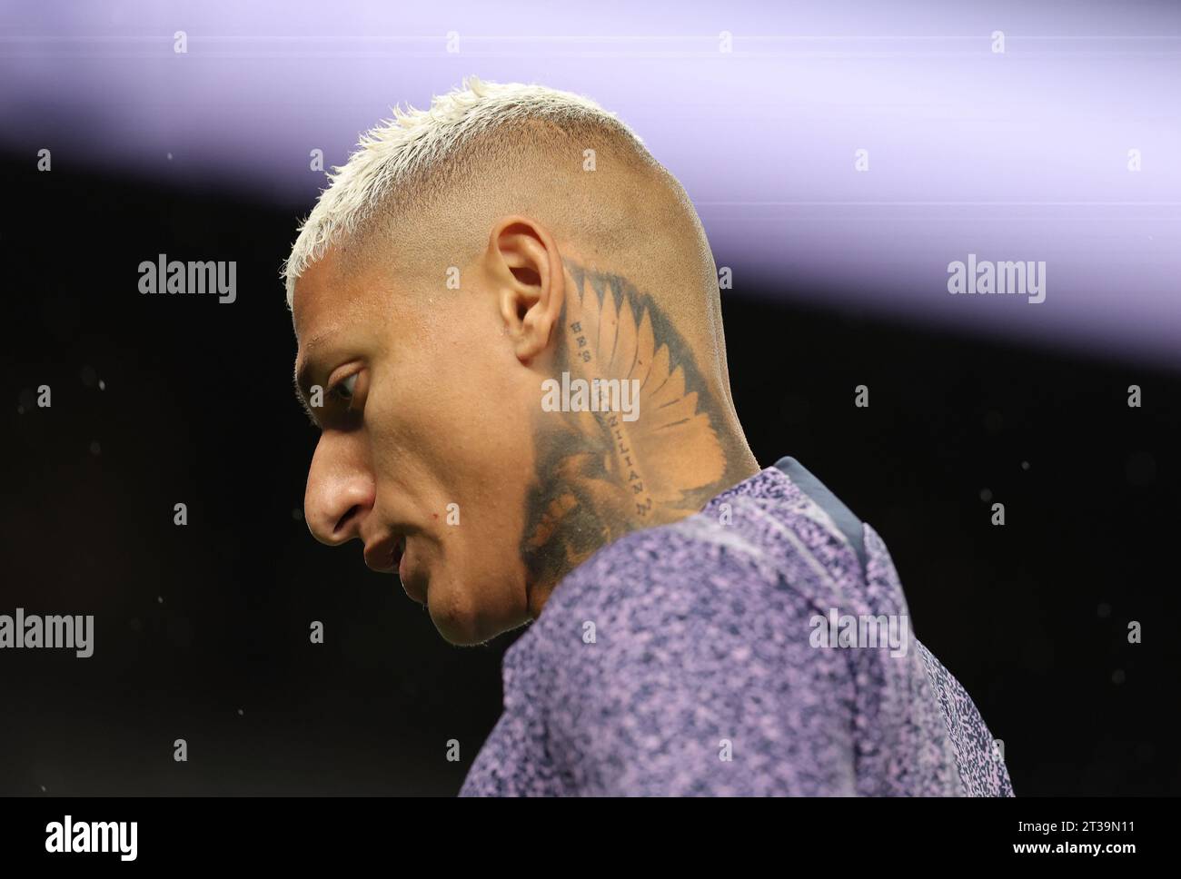 Londres, Royaume-Uni. 23 octobre 2023. Le tatouage sur le cou de Richarlison de Tottenham Hotspur alors qu'il se réchauffe avant le match de Premier League au Tottenham Hotspur Stadium, Londres. Le crédit photo devrait se lire : Paul Terry/Sportimage crédit : Sportimage Ltd/Alamy Live News Banque D'Images