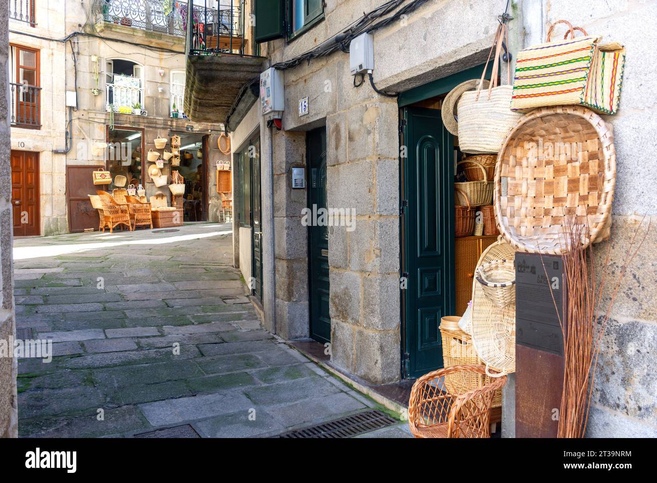 Boutiques d'artisanat en osier dans la vieille ville, Vigo, province de Pontevedra, Galice, Royaume d'Espagne Banque D'Images