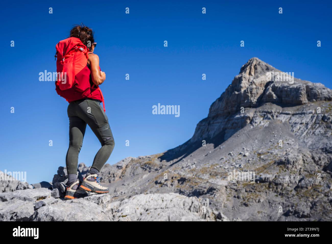 Femme observant le sommet, pic Anie, plateau calcaire de Larra, Pyrénées navarraises-françaises, Navarre, Espagne Banque D'Images