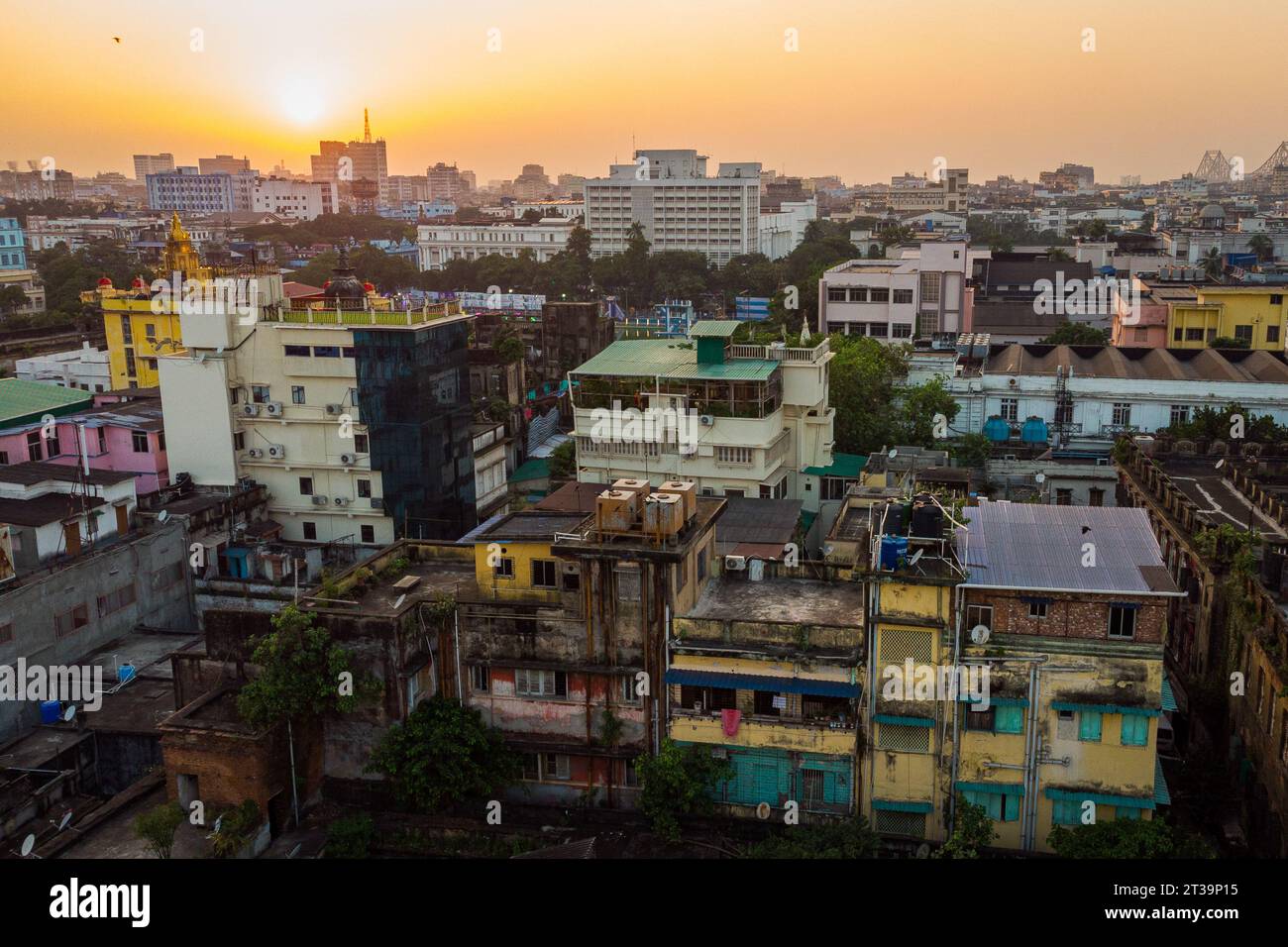 Kolkata, Inde. 20 octobre 2023. (NOTE DE L'ÉDITEUR : image prise avec drone) une vue aérienne de l'horizon de Kolkata au coucher du soleil. (Photo Davide Bonaldo/SOPA Images/Sipa USA) crédit : SIPA USA/Alamy Live News Banque D'Images