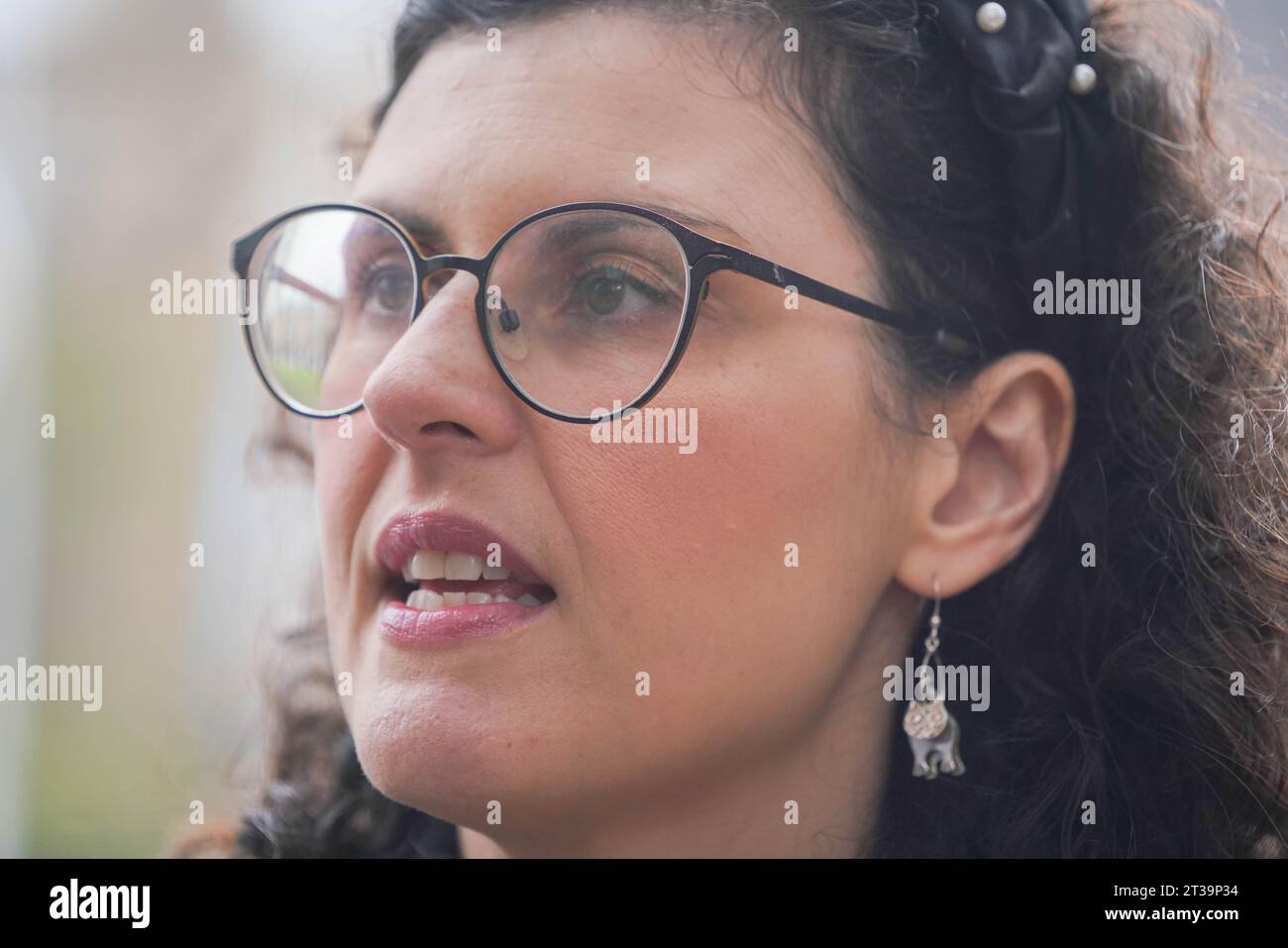 Londres , Royaume-Uni 24 octobre 2023. Layla Moran, qui est d'origine palestinienne et qui est députée libérale démocrate pour Oxford West et Abingdon et porte-parole pour les Affaires étrangères et le développement international, sur la place du Parlement pour exprimer son soutien à l'aide médicale pour atteindre les Palestiniens dans la bande de Gaza assiégée par Israël . Crédit amer ghazzal/Alamy Live News Banque D'Images