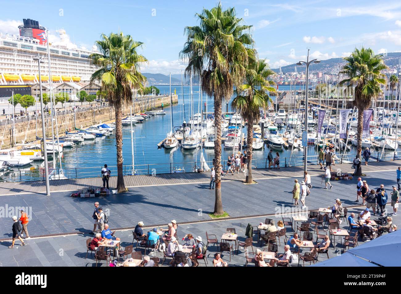 Waterfront café et marina, Rúa Cánovas del Castillo, Vigo, province de Pontevedra, Galice, Royaume d'Espagne Banque D'Images