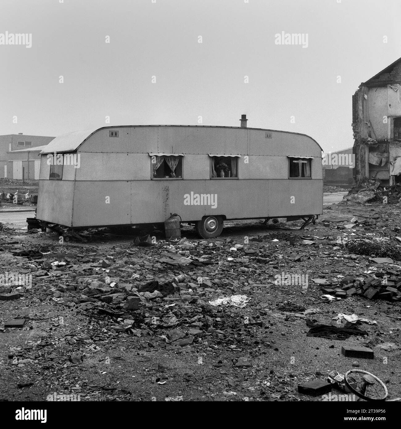 Caravane de voyageurs garée sur des décombres éparpillés pendant le déminage et la démolition de St ann's, Nottingham. 1969-1972 Banque D'Images