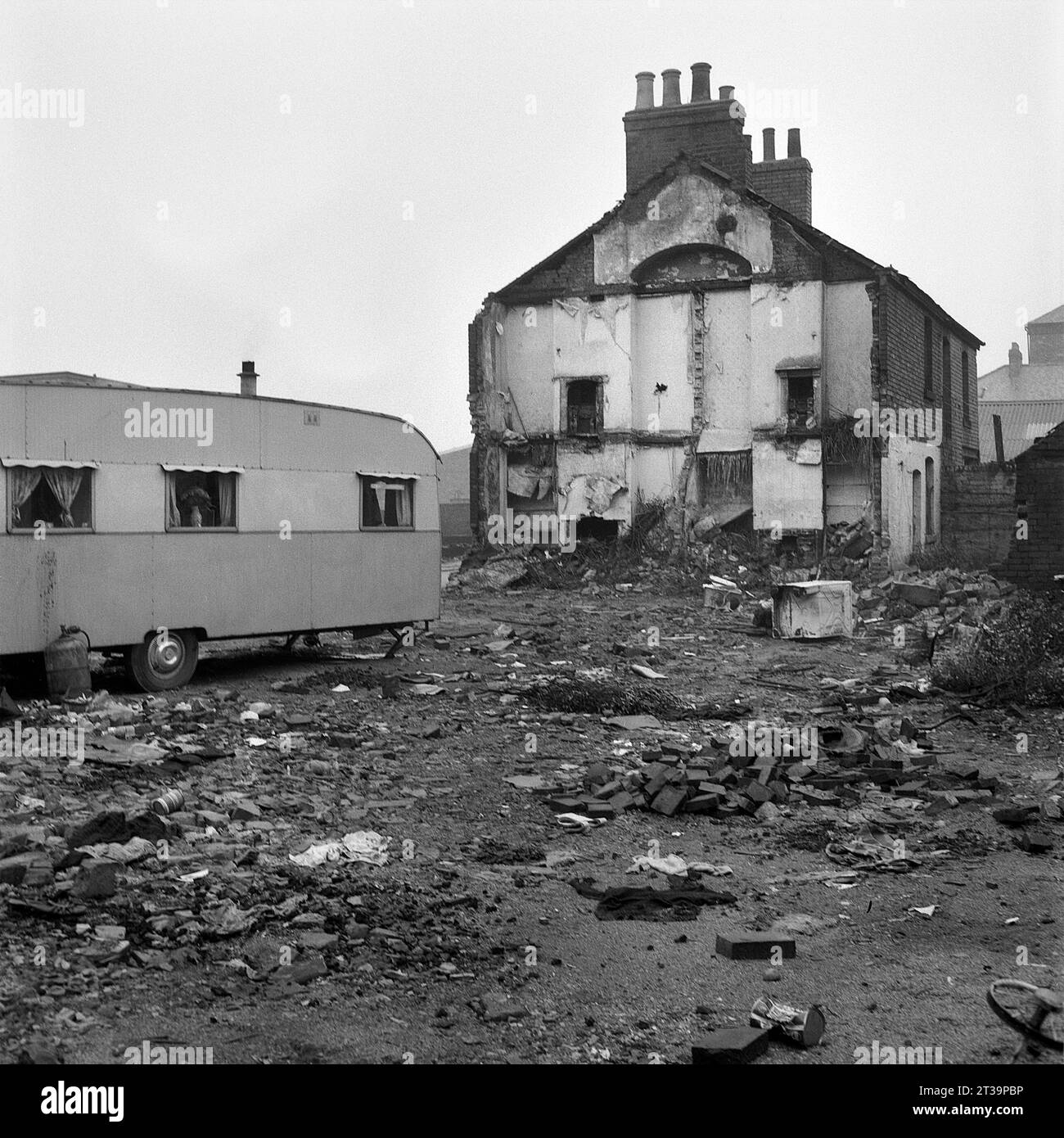 Caravane de voyageurs garée sur des décombres éparpillés pendant le déminage et la démolition de St ann's, Nottingham. 1969-1972 Banque D'Images