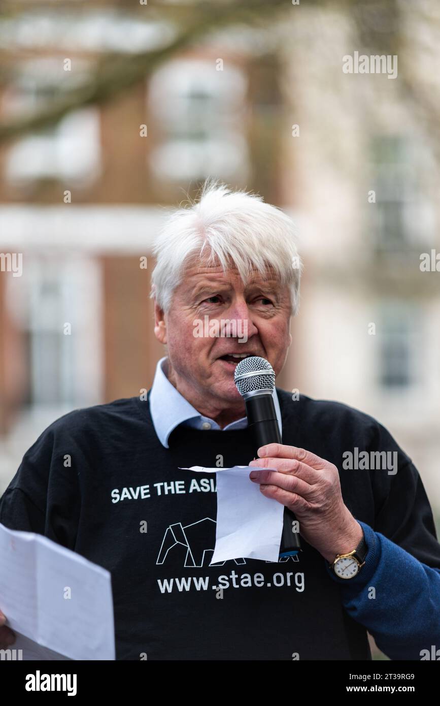 Stanley Johnson lors d'un rassemblement de protestation contre la chasse aux trophées et le commerce de l'ivoire, Londres, Royaume-Uni. Père de Boris Johnson Banque D'Images