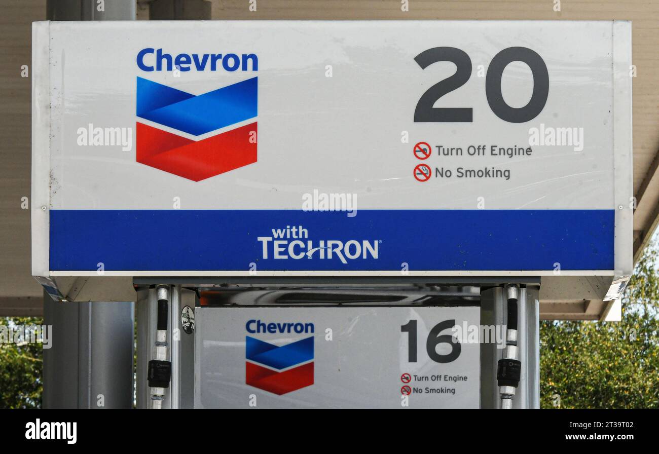 Orlando, États-Unis. 23 octobre 2023. Un panneau sur une pompe à essence à une station-service Chevron est vu à Orlando. Chevron Corp a annoncé qu'elle avait accepté d'acheter Hess Corporation pour 53 milliards de dollars en actions. Crédit : SOPA Images Limited/Alamy Live News Banque D'Images