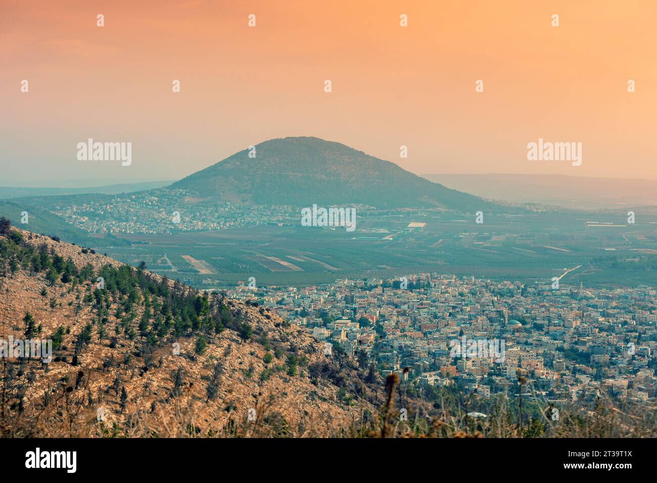Vue depuis le mont précipice jusqu'à la réserve de montagne Tavor et les villages arabes d'Iksal et Daburiyya dans le nord d'Israël, au sud-est de Nazareth Banque D'Images
