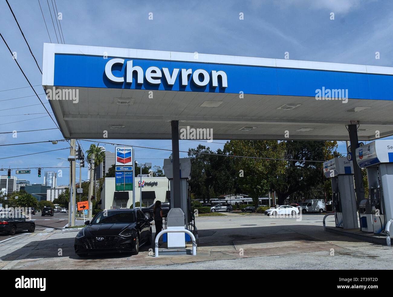 Orlando, États-Unis. 23 octobre 2023. Une station-service Chevron est vue à Orlando. Chevron Corp a annoncé qu'elle avait accepté d'acheter Hess Corporation pour 53 milliards de dollars en actions. Crédit : SOPA Images Limited/Alamy Live News Banque D'Images