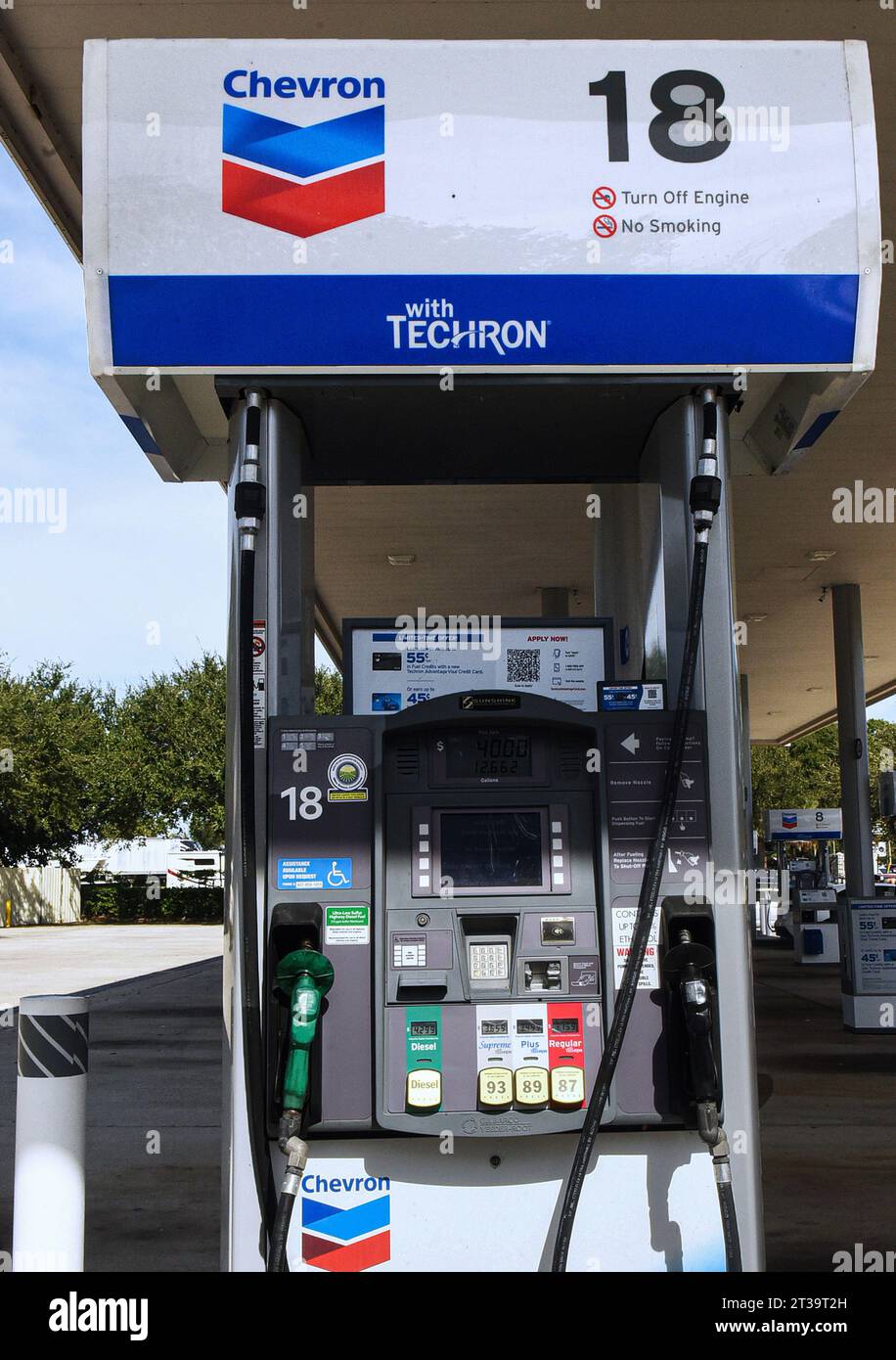 Orlando, États-Unis. 23 octobre 2023. Une pompe à essence dans une station-service Chevron est vue à Orlando. Chevron Corp a annoncé qu'elle avait accepté d'acheter Hess Corporation pour 53 milliards de dollars en actions. Crédit : SOPA Images Limited/Alamy Live News Banque D'Images