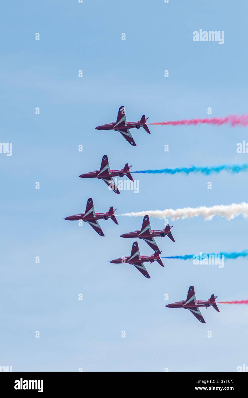 Red Arrows RAF Royal Air Force montre une équipe volant dans une formation de pointes de flèches au festival aérien de Bournemouth. Banque D'Images