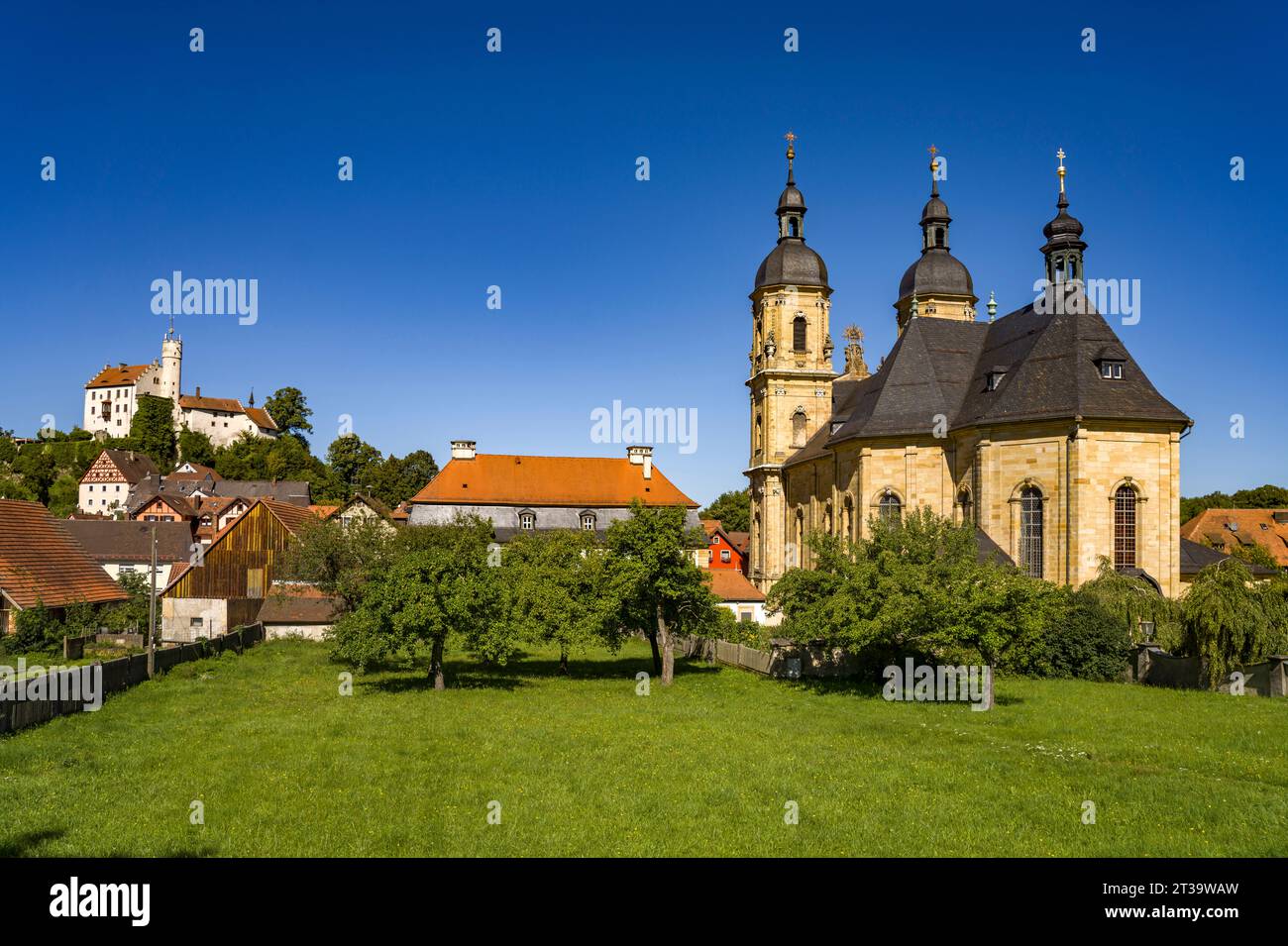 Wallfahrtskirche zur Heiligen Dreifaltigkeit und die Burg in Gößweinstein, Fränkische Schweiz, Bayern, Deutschland | Église de pèlerinage du Saint Banque D'Images