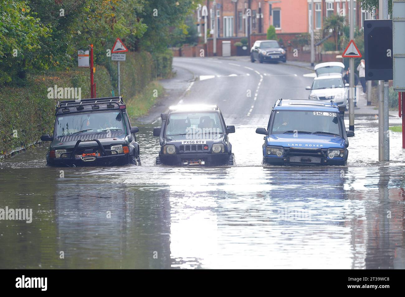 21 octobre tempête Babet inondant Station Road à Allerton Bywater, West Yorkshire, Royaume-Uni Banque D'Images