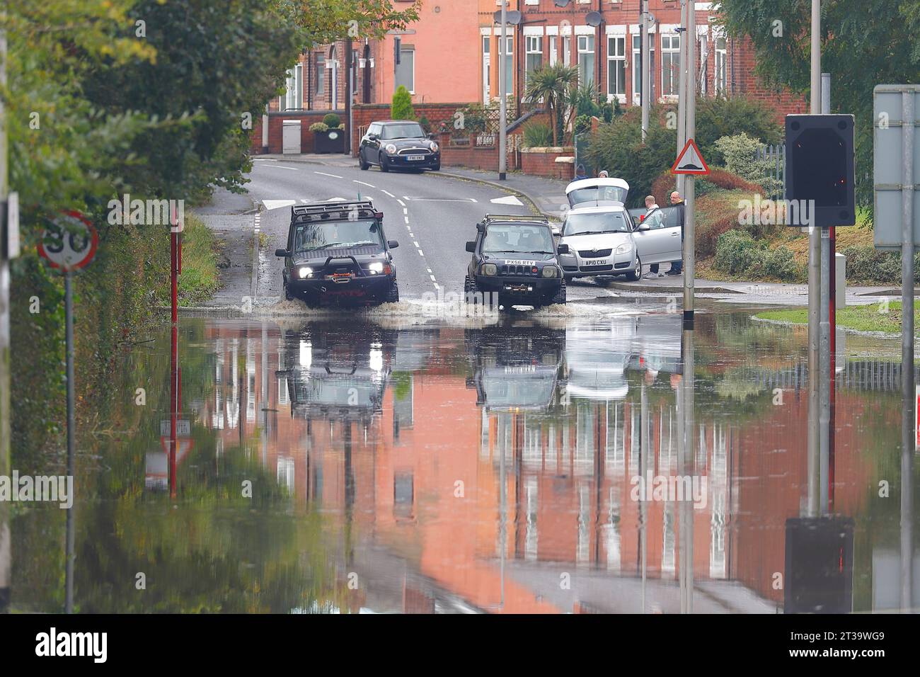 21 octobre tempête Babet inondant Station Road à Allerton Bywater, West Yorkshire, Royaume-Uni Banque D'Images