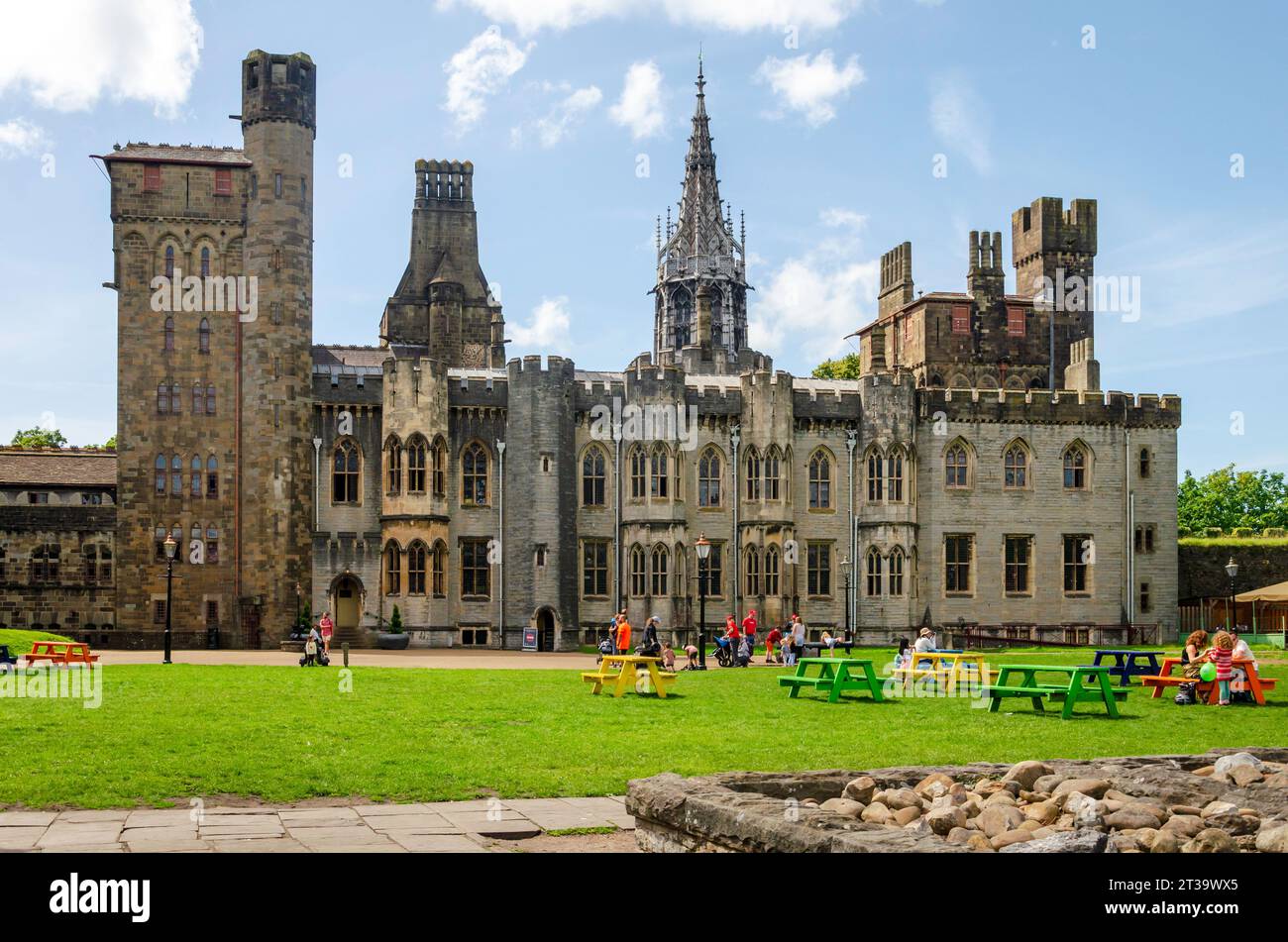 Cardiff, Glamorgan, pays de Galles, août 11 2023 - Château de Cardiff au coeur de la capitale galloise de Cardiff avec des touristes à la gamme principale Banque D'Images