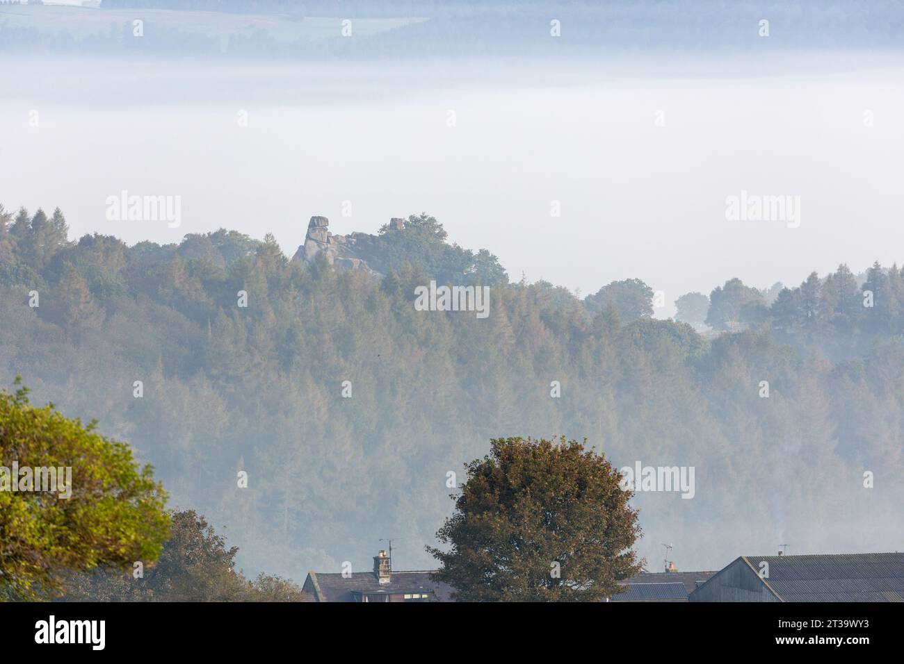 Une matinée brumeuse dans le parc national de Peak District, prise de Blake Low en regardant la foulée de Robin des Bois Banque D'Images