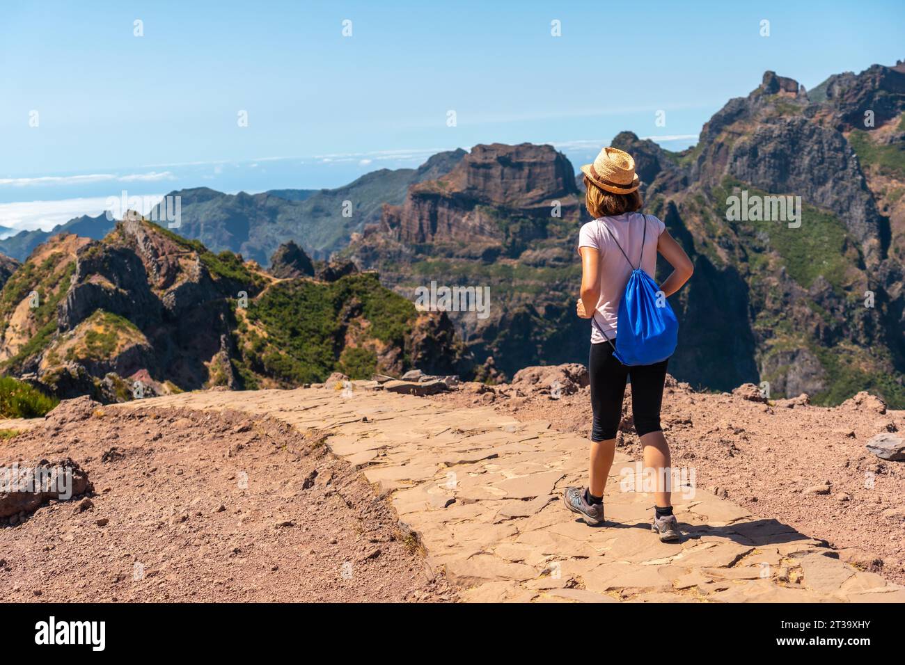 Ein Tourist auf dem Trekkingpfad am Pico do Arieiro, Madère. Portugal Banque D'Images