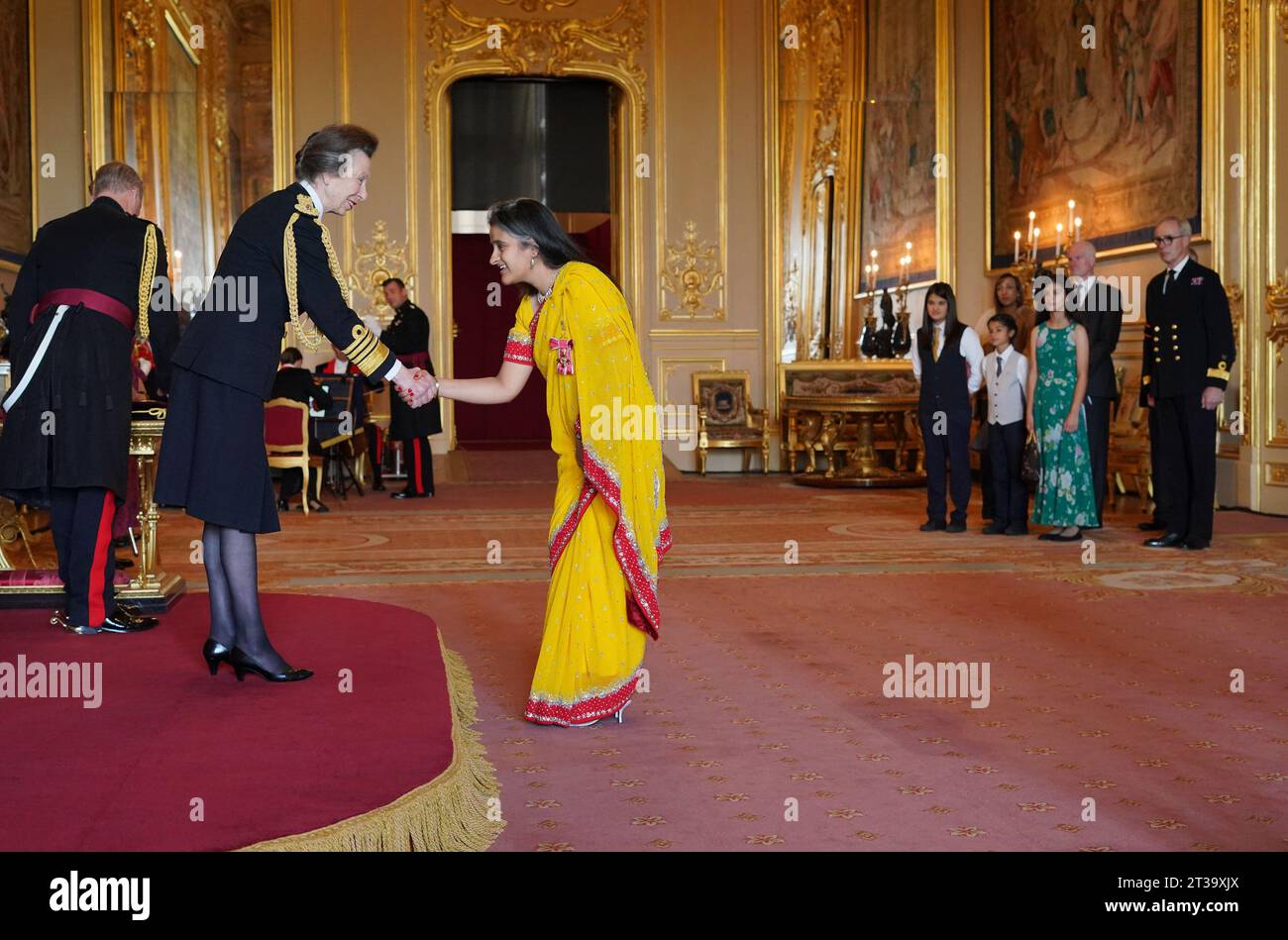 Le Dr Parvinder Aley, d'Oxford, directeur des opérations mondiales, Oxford Vaccine Group, Université d'Oxford, est nommé Officier de l'ordre de l'Empire britannique par la princesse royale au château de Windsor, dans le Berkshire. L'honneur reconnaît les services de vaccination pendant la covid-19. Banque D'Images