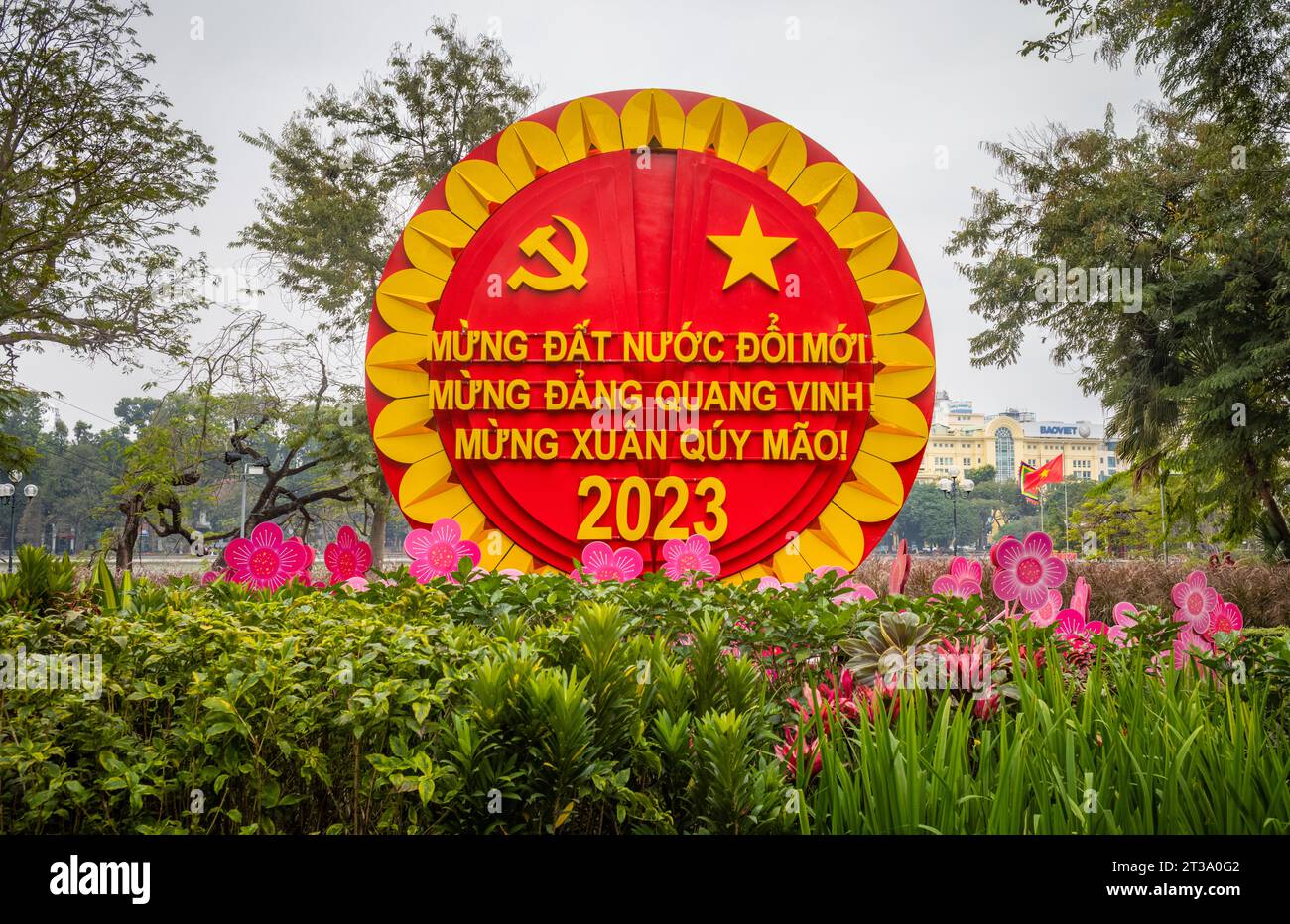 Un spectacle de propoganda du parti communiste entouré de fleurs pour célébrer le prochain tet, ou nouvel an lunaire, lac Hoan Kiem, Hanoi, Vietnam. Translat Banque D'Images