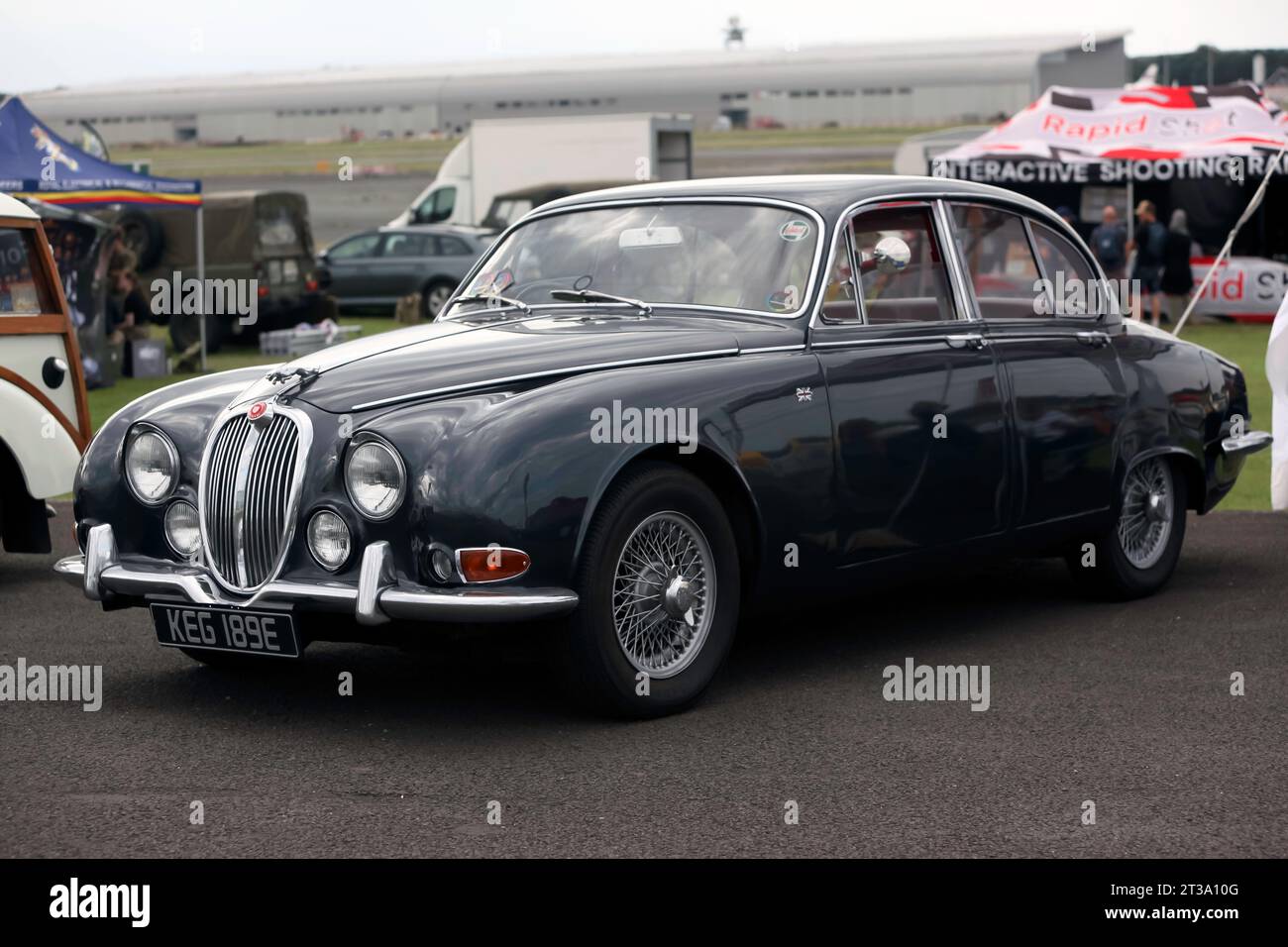 Vue de face de trois quarts d'une Jaguar Mk2 Jaguar 3,4 1967 gris foncé exposée au salon britannique de l'automobile de Farnborough en 2023 Banque D'Images