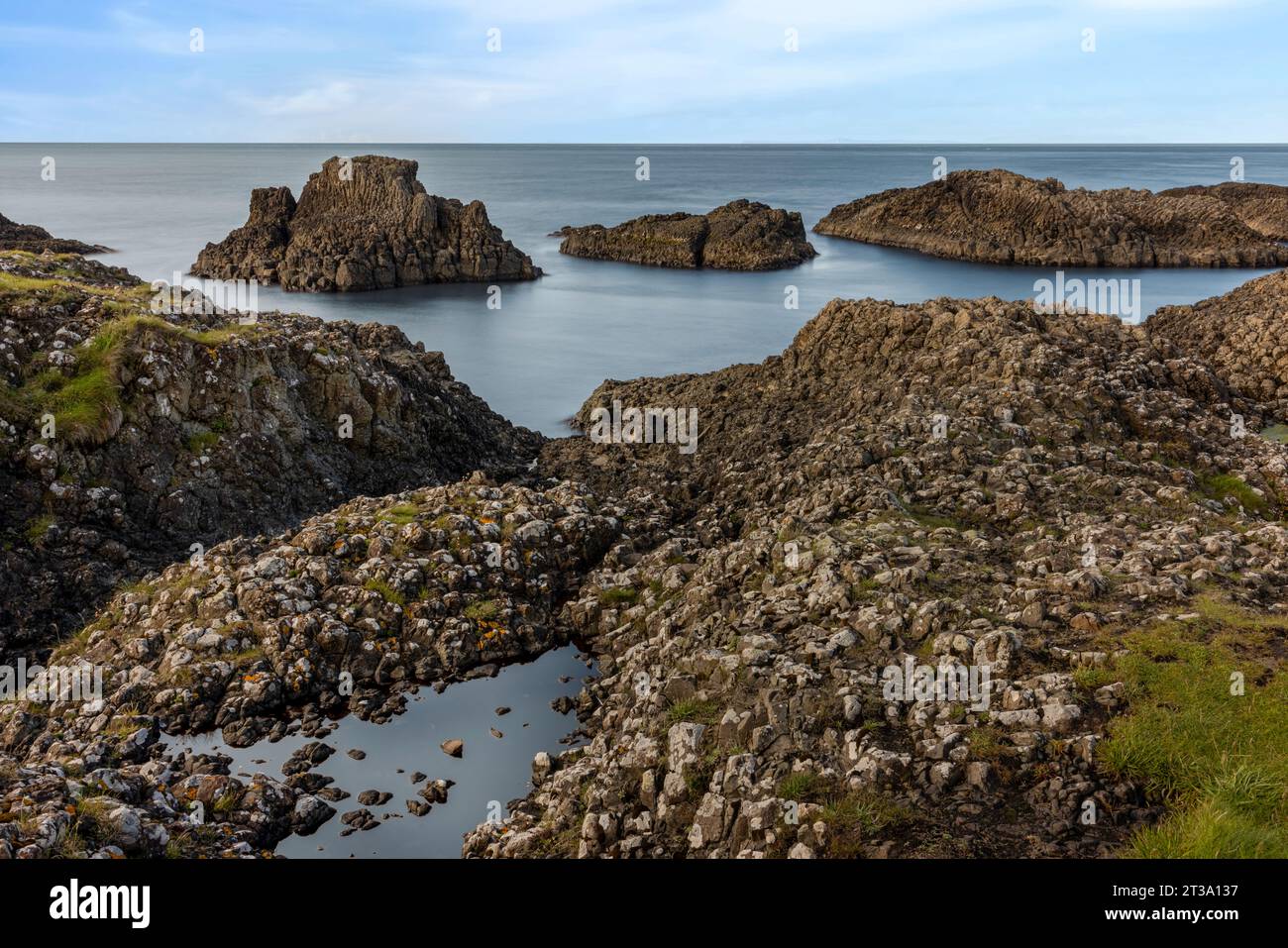 Ballintoy, en Irlande du Nord, est un village de pêcheurs pittoresque avec un littoral spectaculaire et de nombreux empilements de mer faits de basalte, un type de roche volcanique. Banque D'Images