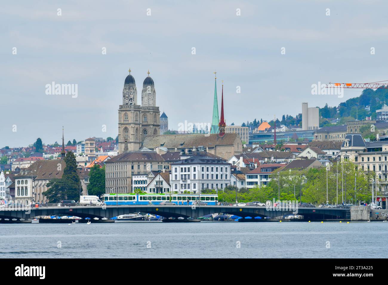 Zurich, Suisse- 25 mai 2023 : la vieille ville de Zurich avec la célèbre église Fraumunster, vue depuis le lac de Zurich. Banque D'Images